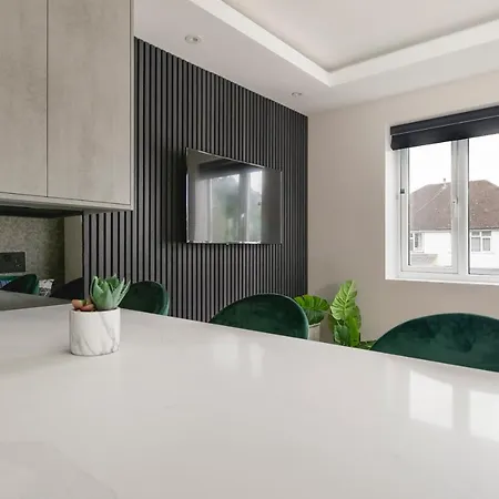 Skyvillion - Cozy Large 4 & 1 Bed Apartments In London Enfield, Mins To Tube Station, Free Wi-Fi Exterior photo