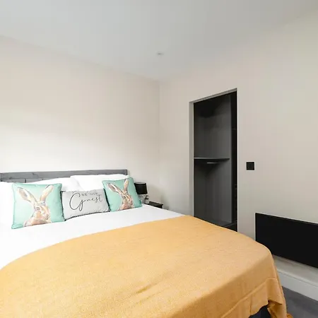 Skyvillion - Cozy Large 4 & 1 Bed Apartments In London Enfield, Mins To Tube Station, Free Wi-Fi Exterior photo