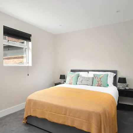 Skyvillion - Cozy Large 4 & 1 Bed Apartments In London Enfield, Mins To Tube Station, Free Wi-Fi Exterior photo