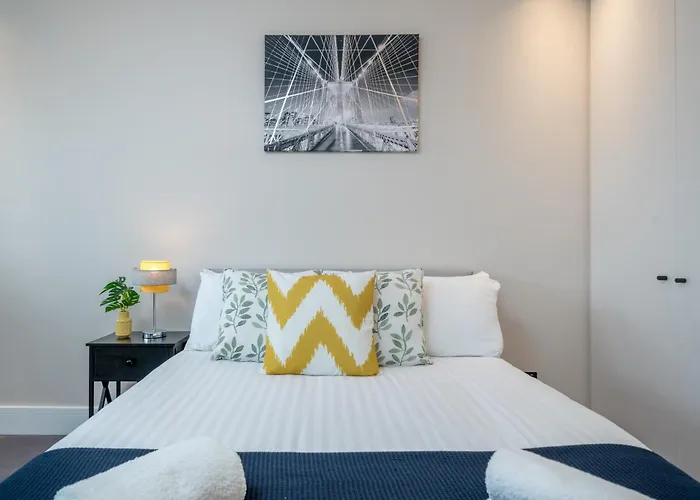 Skyvillion - Cozy Large 4 & 1 Bed Apartments In London Enfield, Mins To Tube Station, Free Wi-Fi